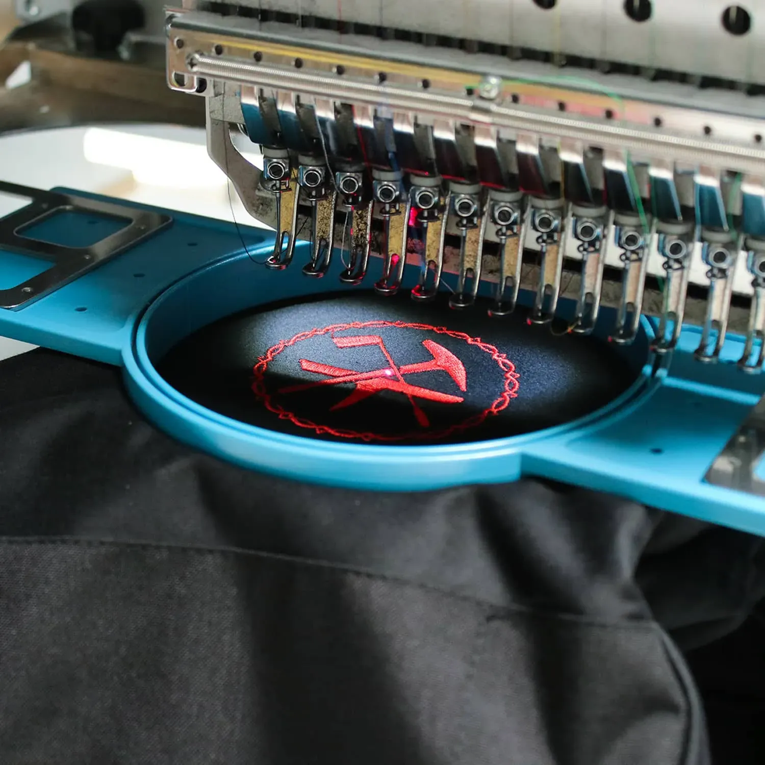 Personnalisation textile par broderie chez Largeot et Coltin
